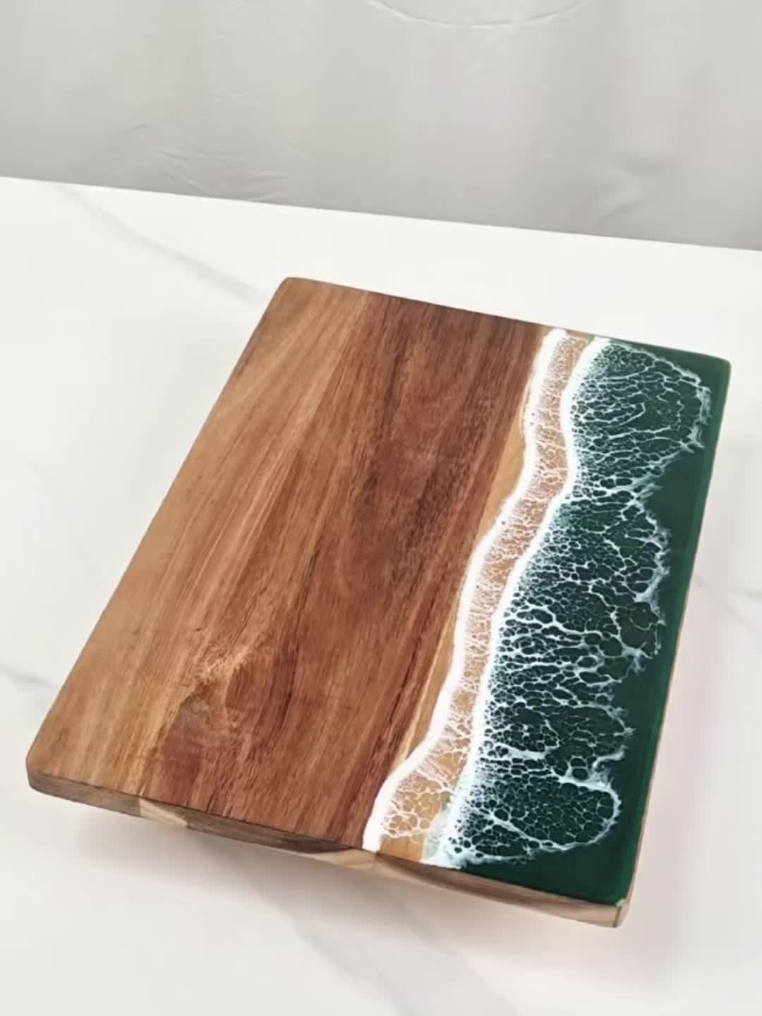 Planche vague en résine et acacia