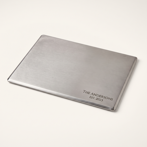 Planche à découper en titane brossé gravée au nom et à la date