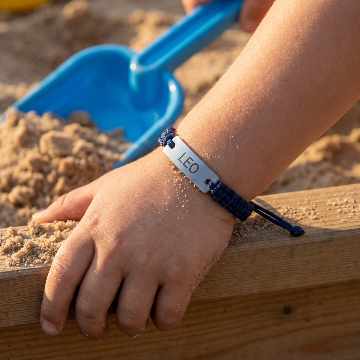 Bracelet cordon d'enfant à plaque gravée