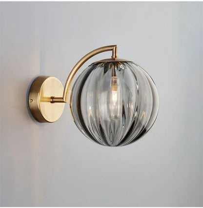 Applique globe en laiton et verre teinté