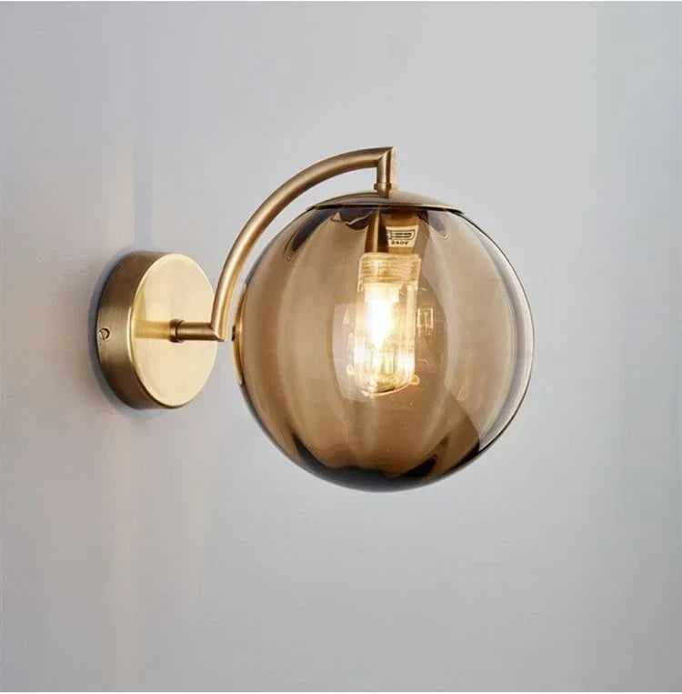 Applique globe en laiton et verre teinté