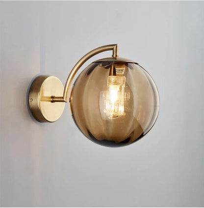 Applique globe en laiton et verre teinté