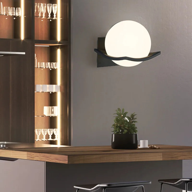 Applique murale Makar globe opalin