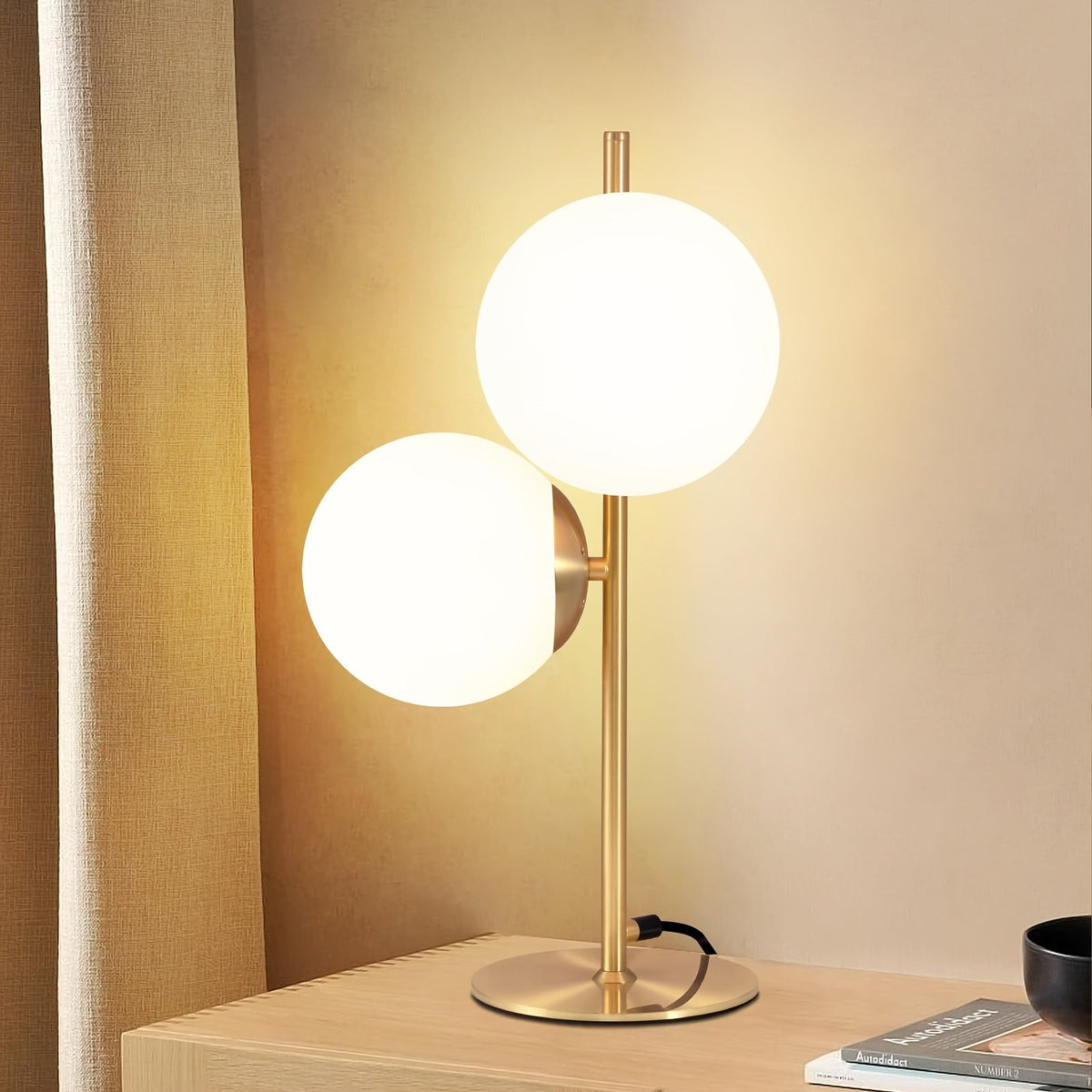 Lampe de table dorée à globe givré