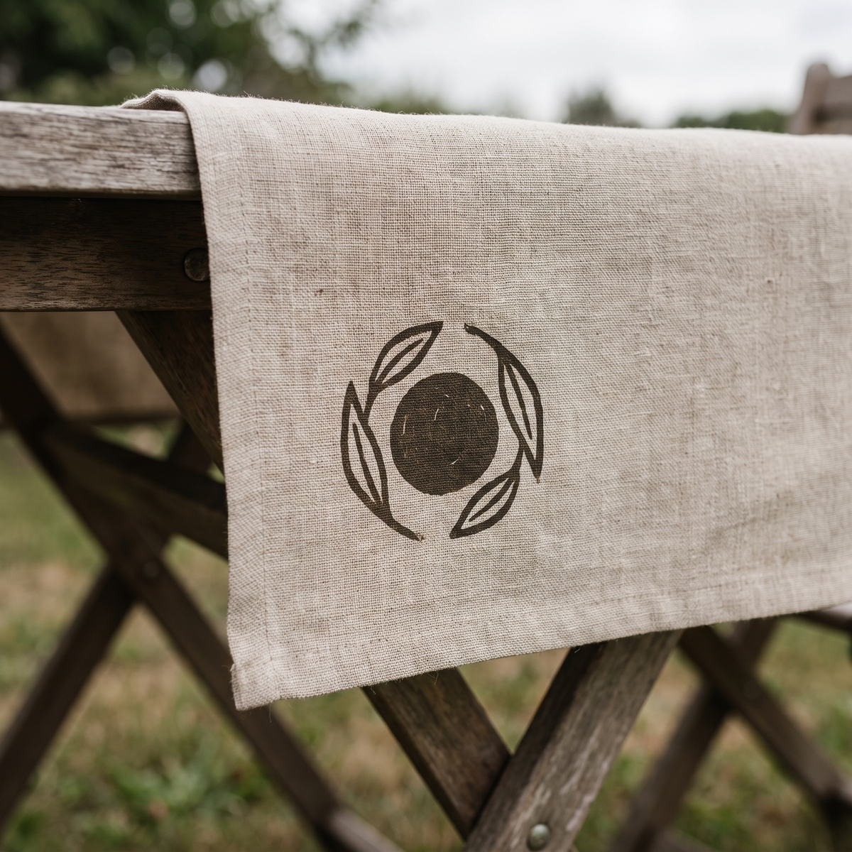 Gros plan d'un chemin de table imprimé avec un logo