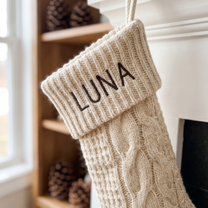 Gros plan d'un bas de Noël en tricot avec prénom brodé