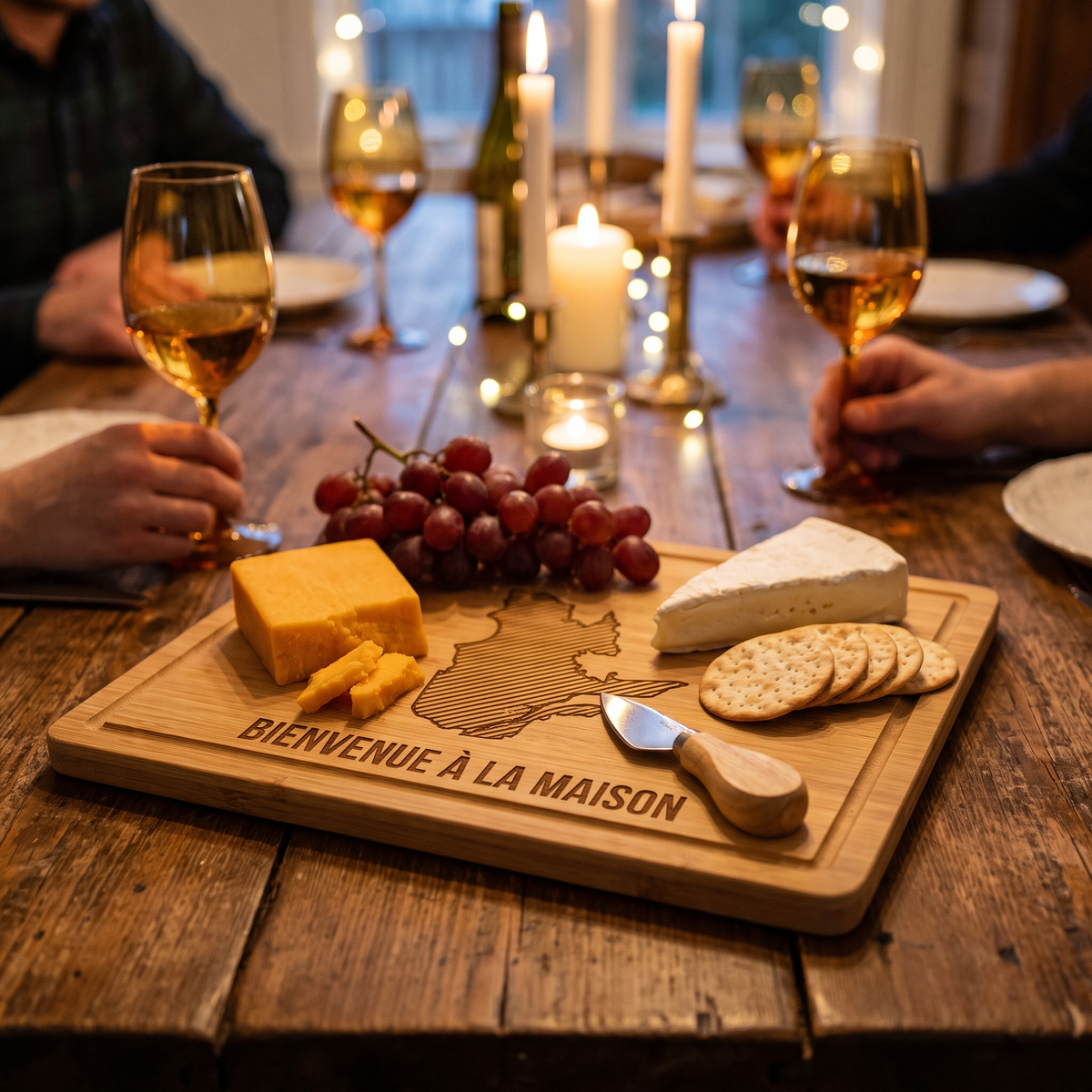 Planche en bambou servie en plateau de fromages