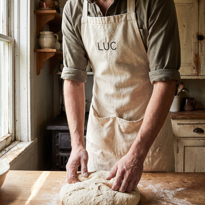Tablier de cuisine brodé porté au comptoir