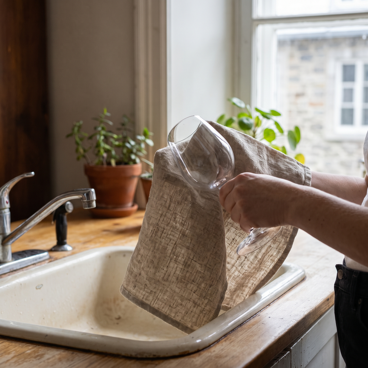 Verre essuyé avec un linge à vaisselle en lin