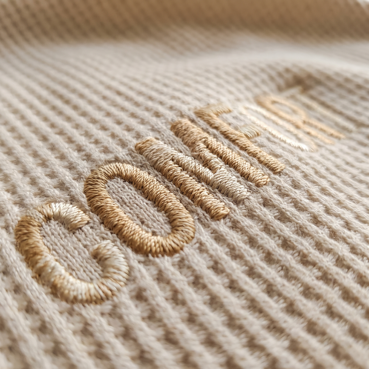 Couverture en tricot brodée au prénom