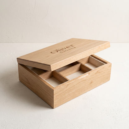 Coffret de souvenirs de bébé ouvert, compartiments amovibles visibles