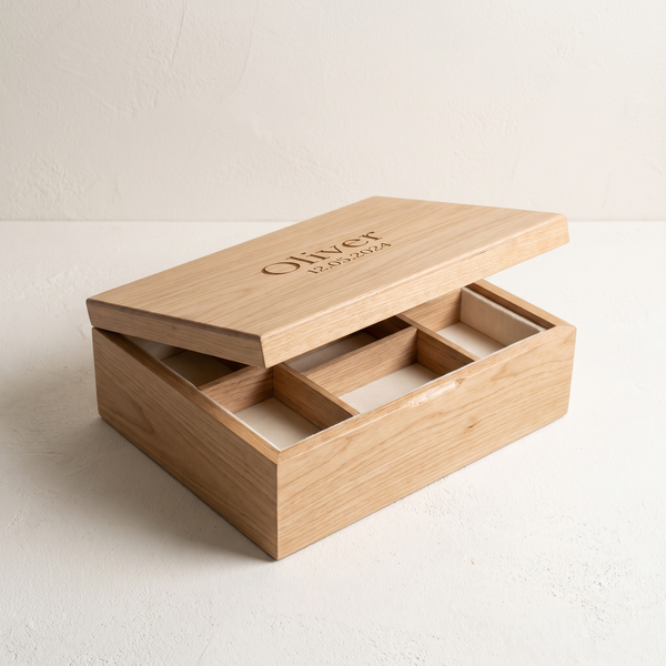 Coffret de souvenirs de bébé ouvert, compartiments amovibles visibles