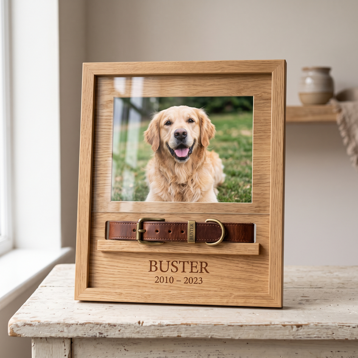 Cadre porte-collier en bois avec photo de chien et collier de cuir