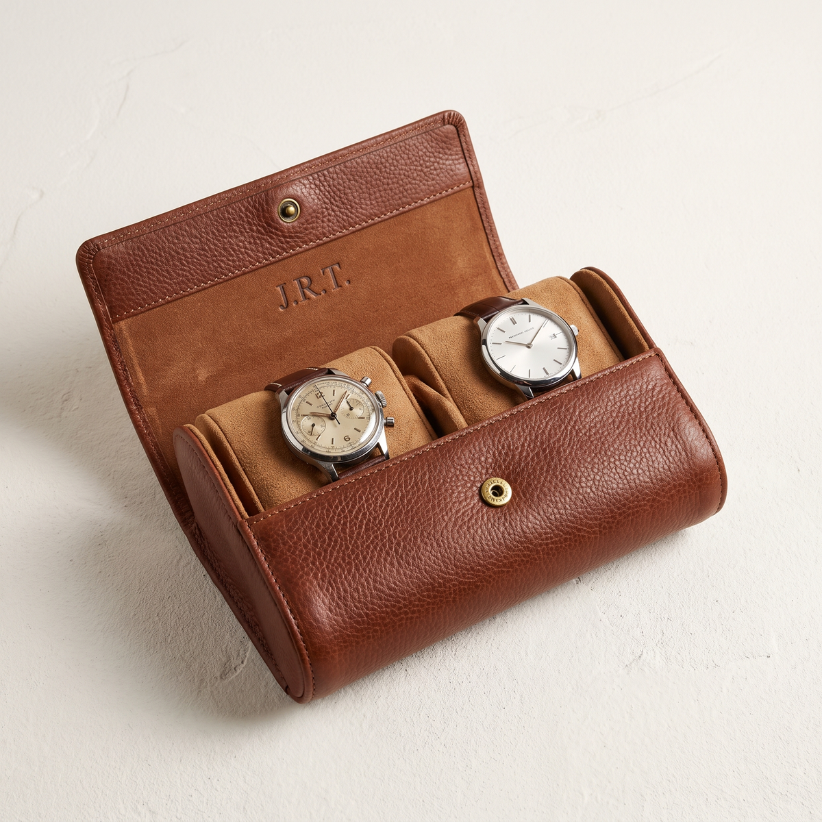 Écrin à montres en cuir ouvert, deux montres sur coussins de suédine