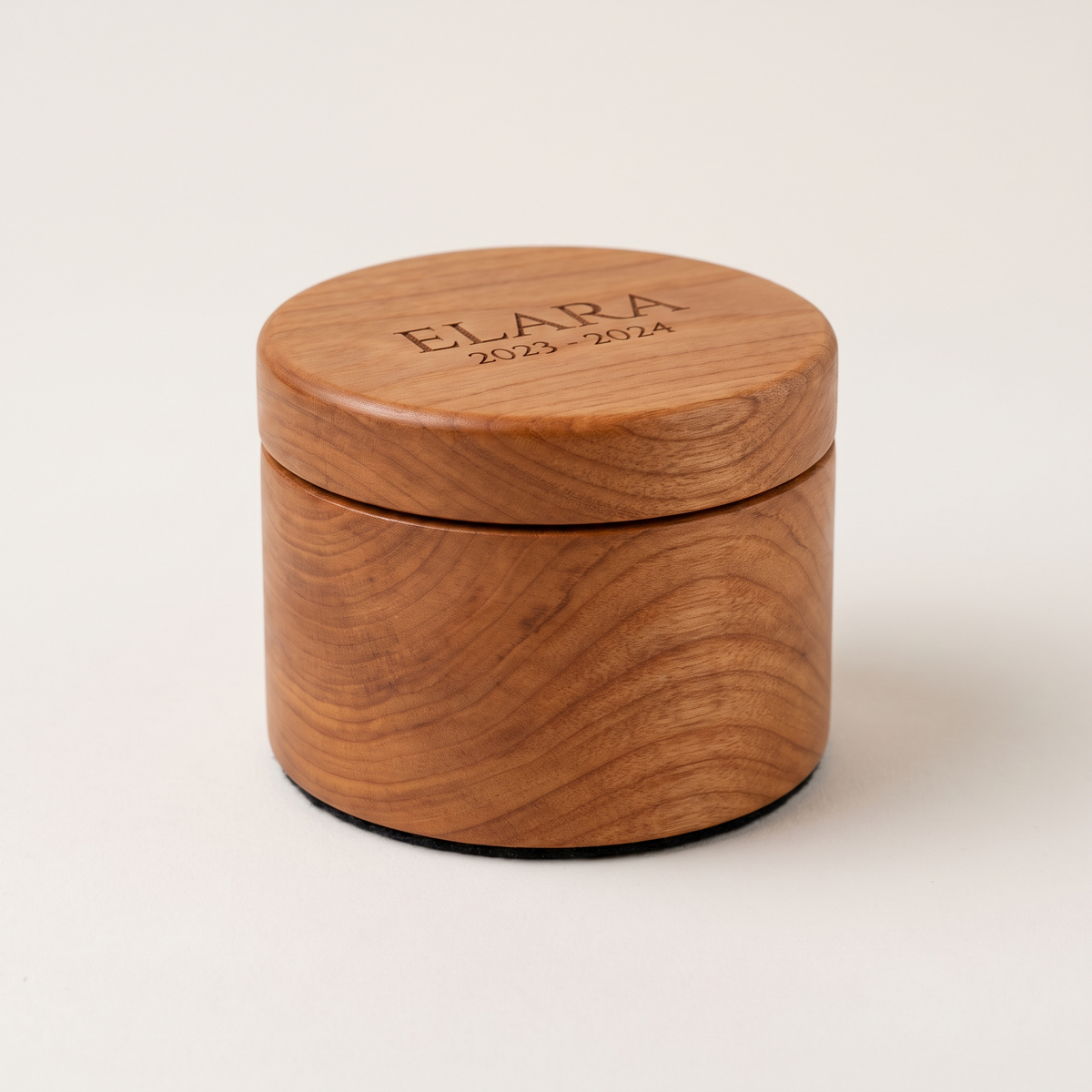 Petit coffret à cendres en bois gravé au nom et aux années