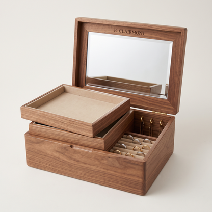 Boîte à bijoux en bois ouverte, plateaux amovibles et miroir sous le couvercle