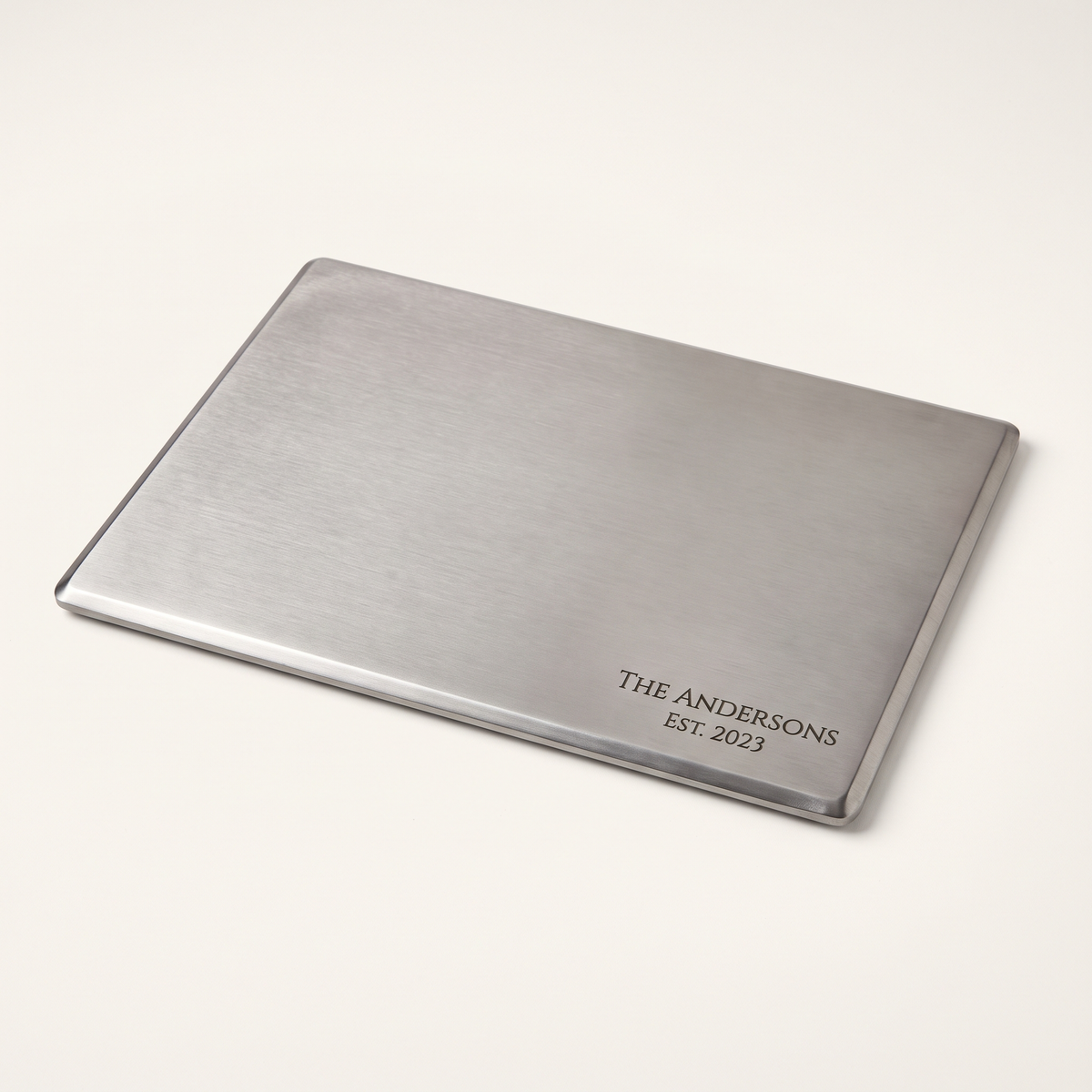 Planche à découper en titane brossé gravée au nom et à la date