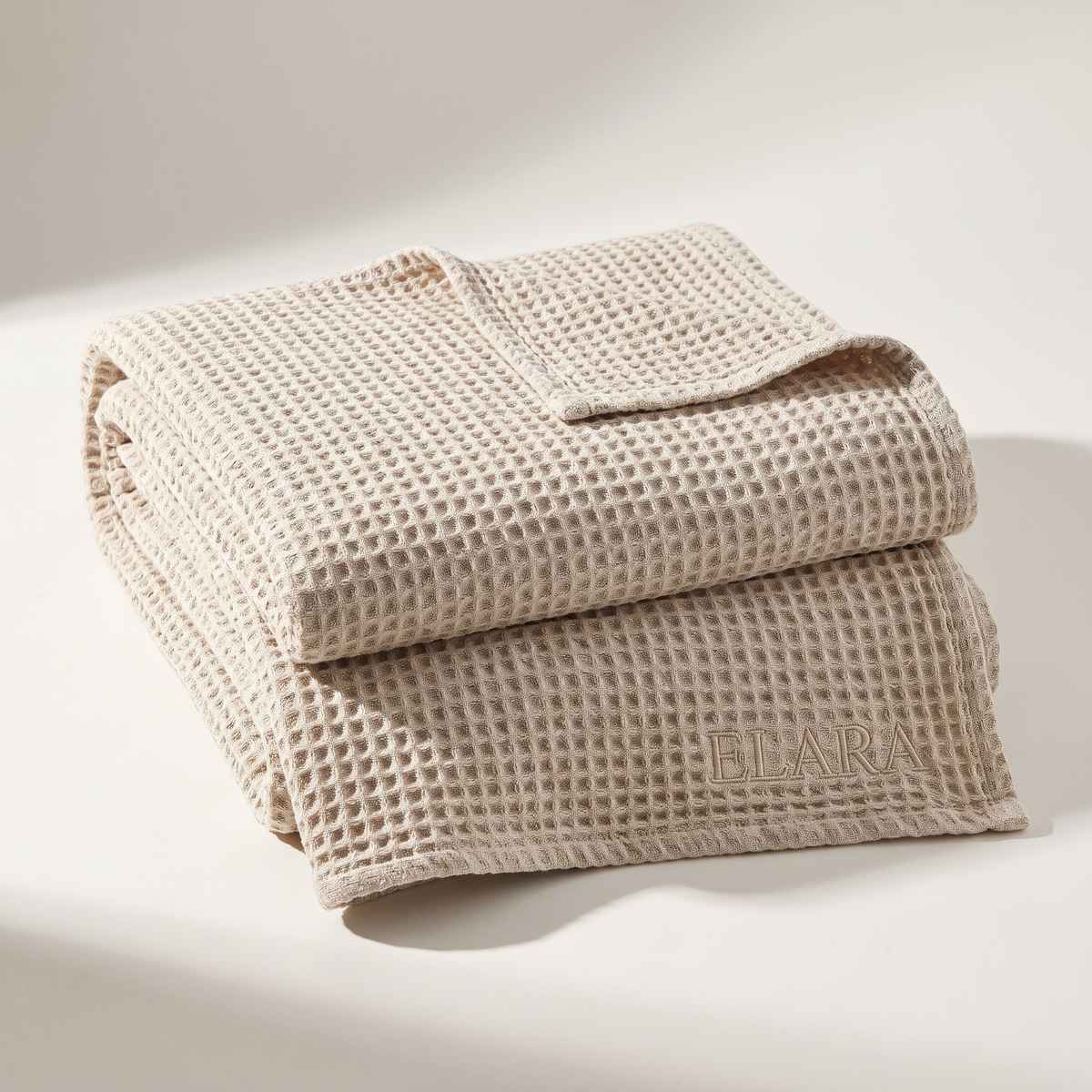 Plaid en coton gaufré plié, prénom brodé ton sur ton dans un coin