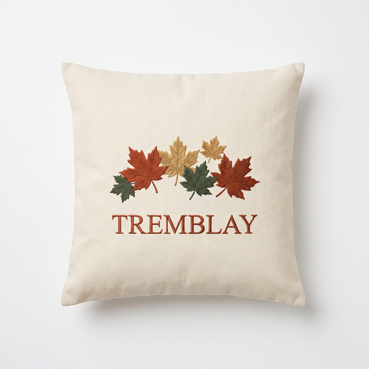 Housse de coussin écrue brodée de feuilles d'érable et du nom de famille