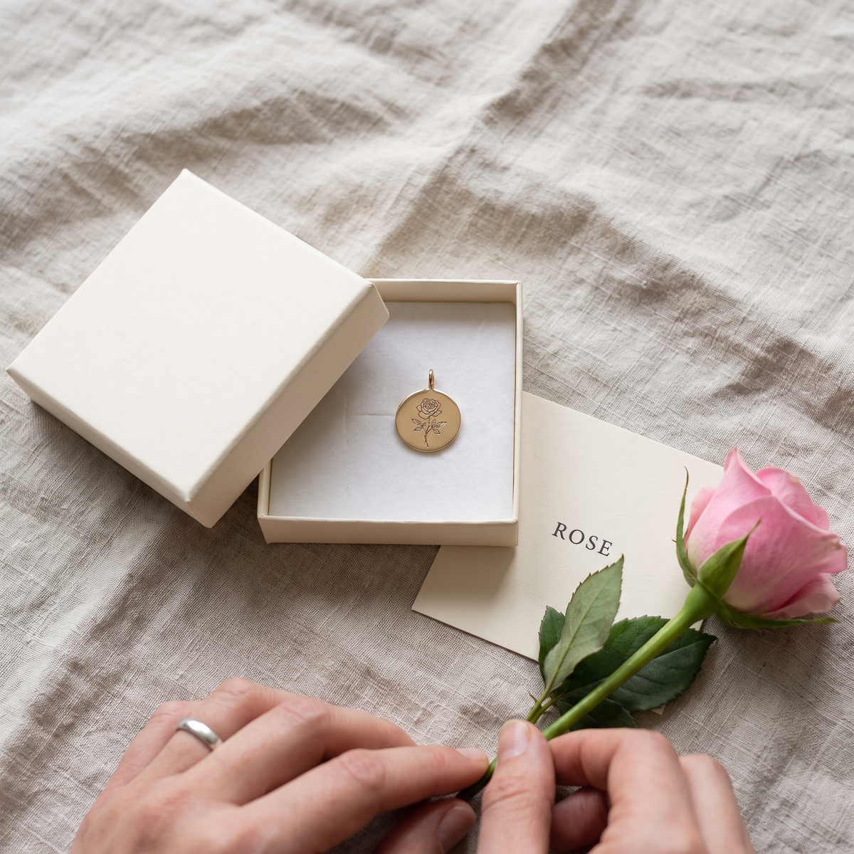 Collier à la fleur de naissance