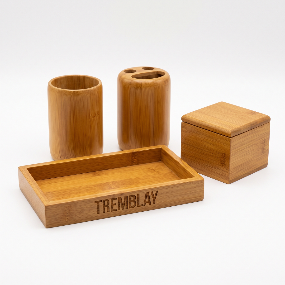 Ensemble de quatre pièces de salle de bain en bambou gravé
