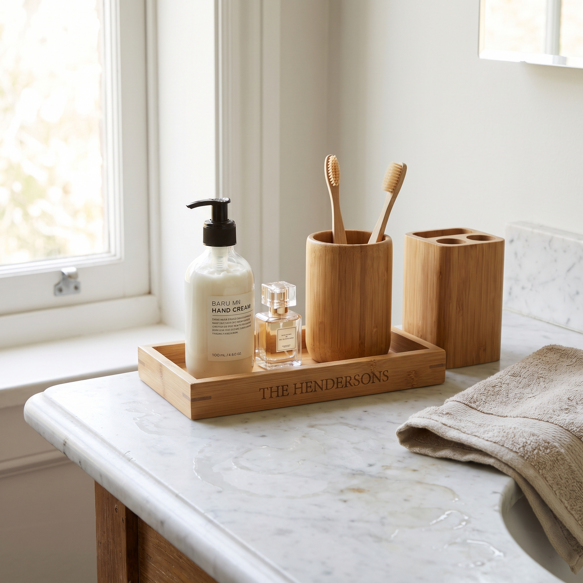 Ensemble de bambou gravé sur un comptoir de salle de bain en marbre