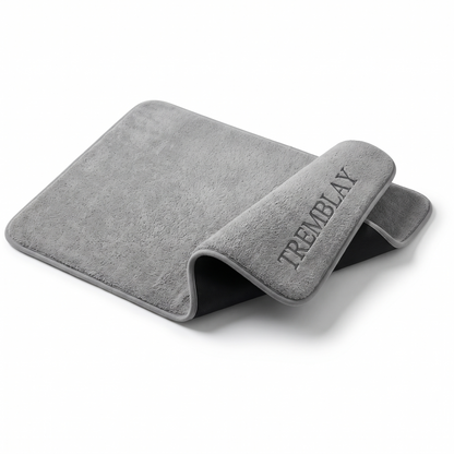 Tapis de bain à mémoire de forme gris, nom brodé, dessous en latex