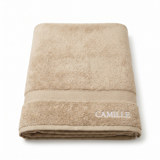 Drap de bain en coton peigné sable, prénom brodé dans un coin