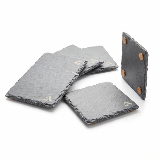 Six sous-verres en ardoise naturelle gravés, pieds de liège visibles