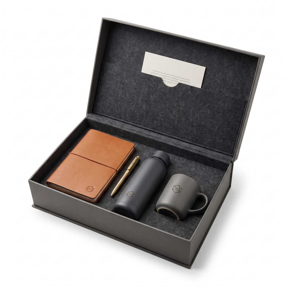 Coffret d'accueil ouvert : carnet de cuir, stylo, gourde et tasse gravés