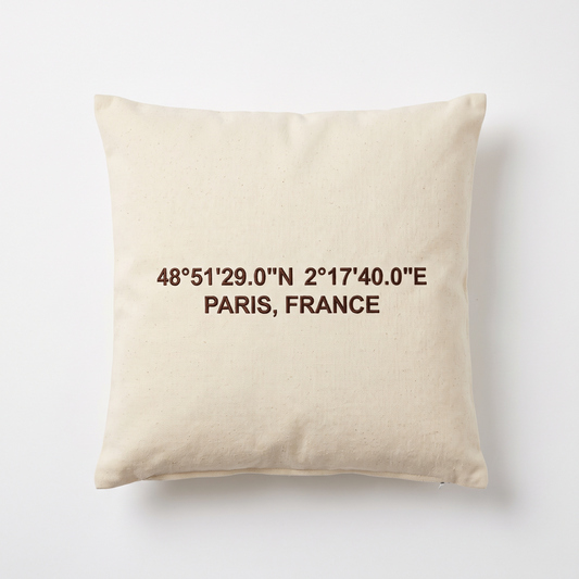 Coussin brodé aux coordonnées du chalet
