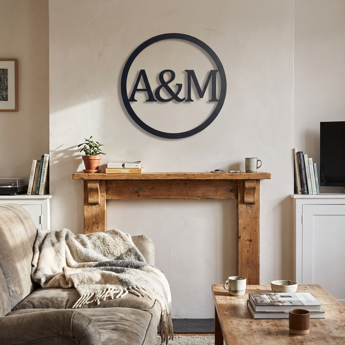 Monogramme en métal découpé au nom de famille